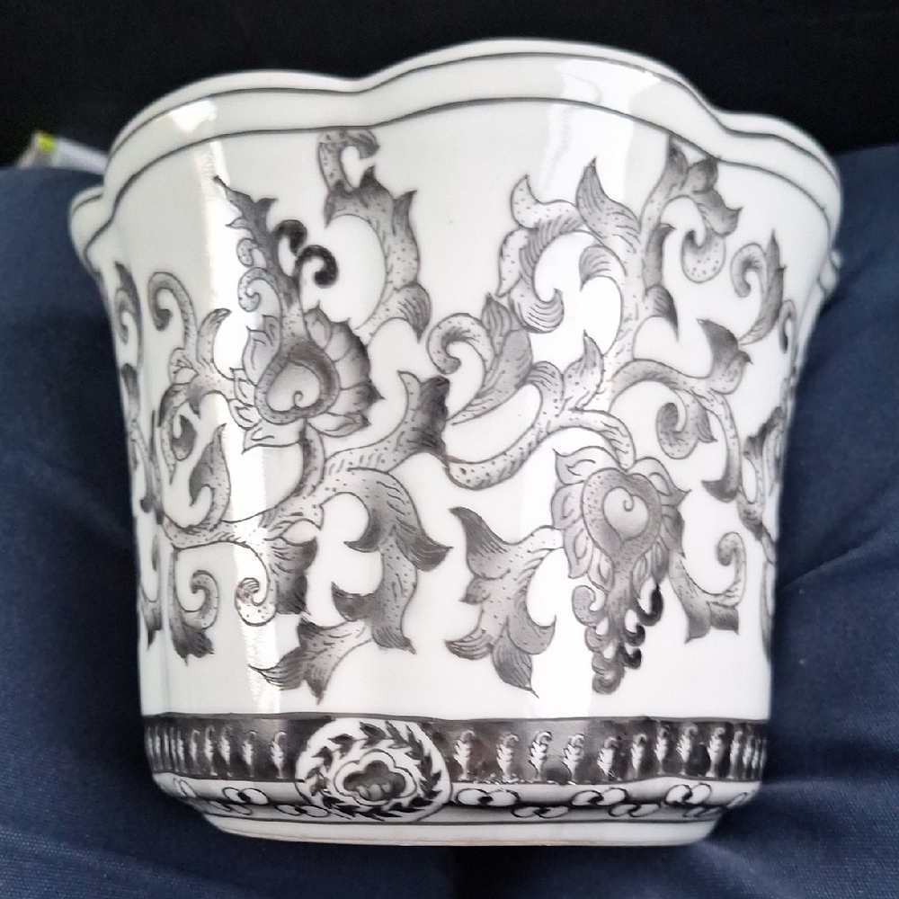 Black and White Ceramic Planter - Picture 5 of 7